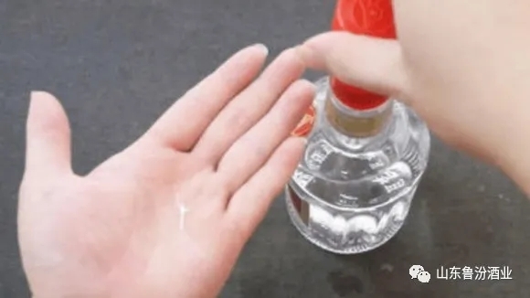 白酒瓶上有這“四個字”，切記不要買！告訴您怎樣辨別白酒的真假！